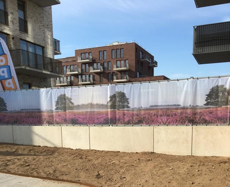 foto banner in spijlenhekwerk gemonteerd